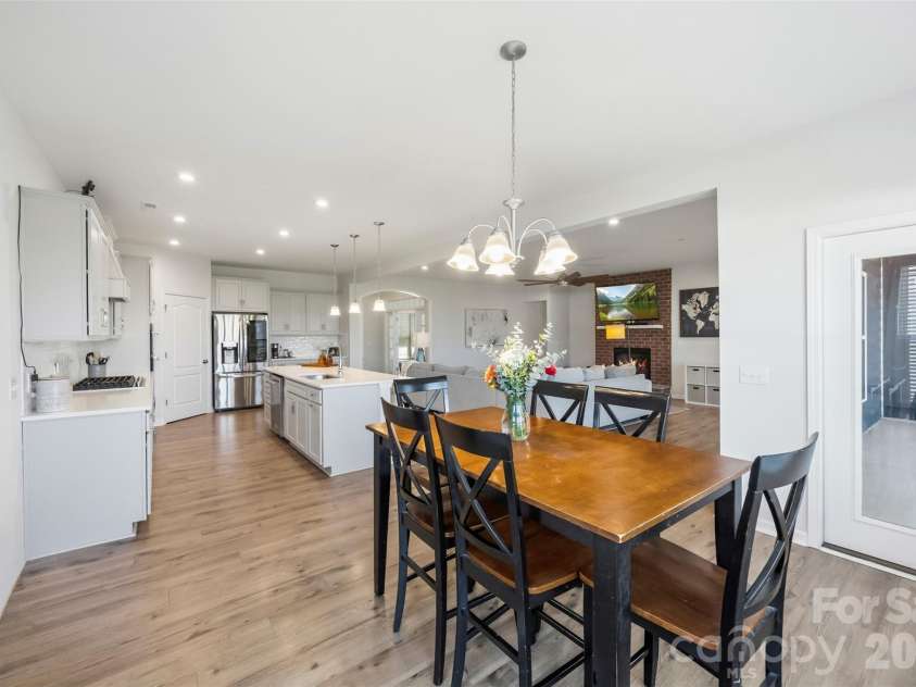 13709 Berkley Avenue, Huntersville, NC 28078.  MLS# CAR4435149, YatesRealty ID 56859. Dining