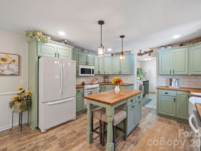 2105 Valley View Lane, Lincolnton, NC 28092.  MLS# CAR4433670, YatesRealty ID 56860. 