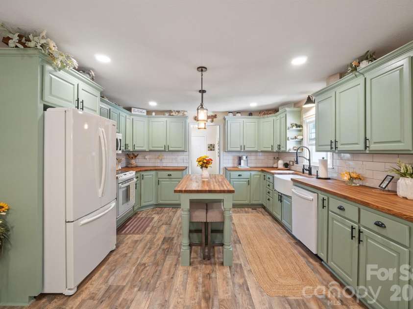 2105 Valley View Lane, Lincolnton, NC 28092.  MLS# CAR4433670, YatesRealty ID 56860. 