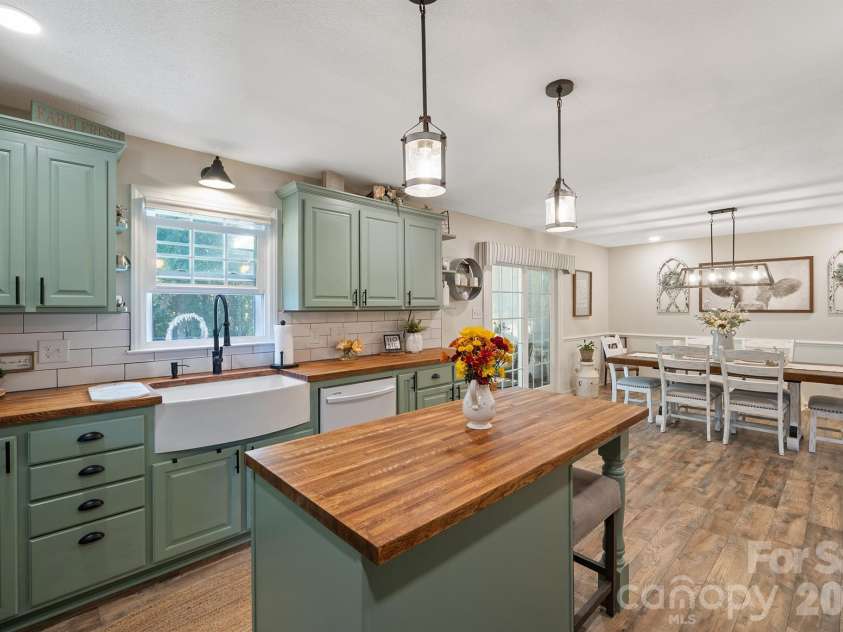 2105 Valley View Lane, Lincolnton, NC 28092.  MLS# CAR4433670, YatesRealty ID 56860. 