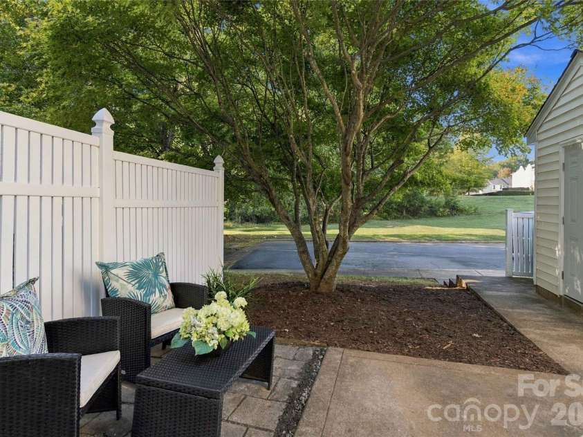 18631 Oakhurst Boulevard, Cornelius, NC 28031.  MLS# CAR4435092, YatesRealty ID 56861. 