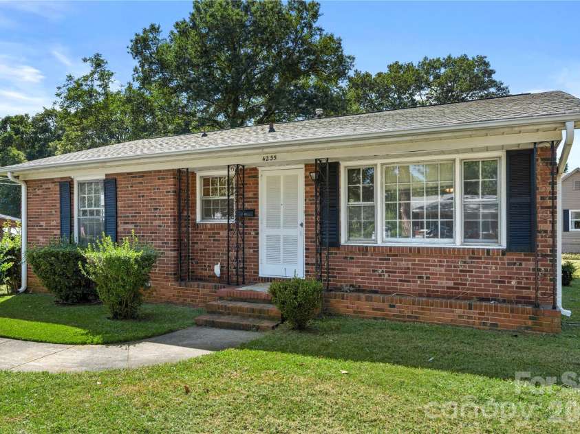 4235 Brookway Drive, Charlotte, NC 28208.  MLS# CAR4434492, YatesRealty ID 56865. 