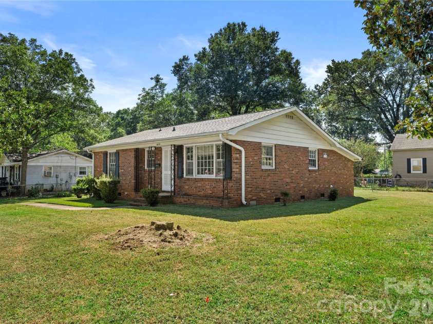 4235 Brookway Drive, Charlotte, NC 28208.  MLS# CAR4434492, YatesRealty ID 56865. 