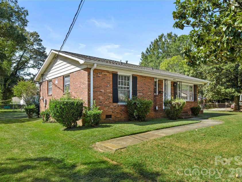 4235 Brookway Drive, Charlotte, NC 28208.  MLS# CAR4434492, YatesRealty ID 56865. 