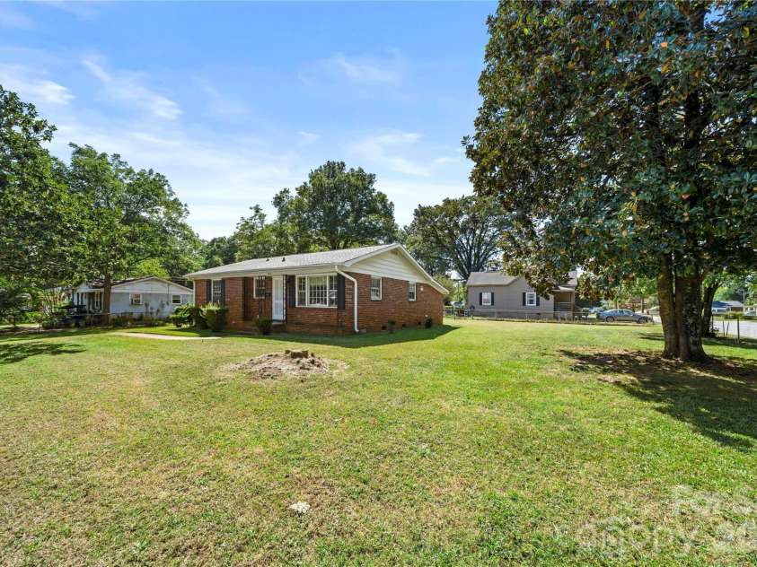 4235 Brookway Drive, Charlotte, NC 28208.  MLS# CAR4434492, YatesRealty ID 56865. 