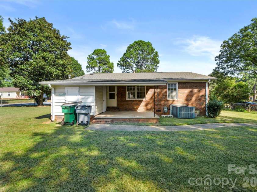 4235 Brookway Drive, Charlotte, NC 28208.  MLS# CAR4434492, YatesRealty ID 56865. 