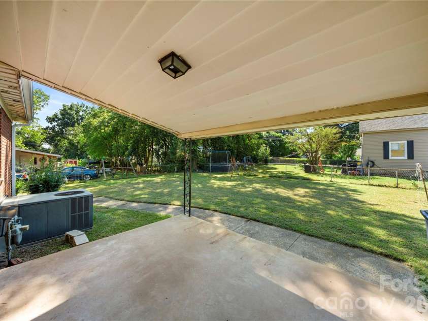 4235 Brookway Drive, Charlotte, NC 28208.  MLS# CAR4434492, YatesRealty ID 56865. 