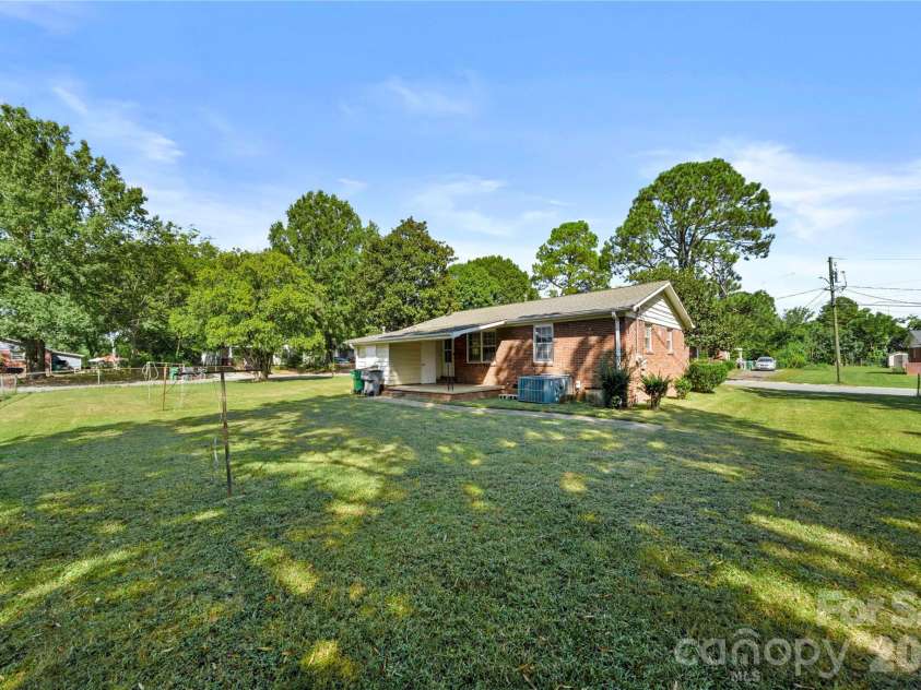 4235 Brookway Drive, Charlotte, NC 28208.  MLS# CAR4434492, YatesRealty ID 56865. 