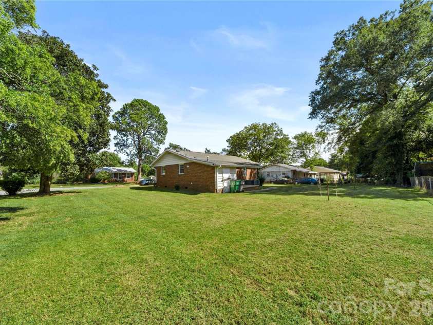 4235 Brookway Drive, Charlotte, NC 28208.  MLS# CAR4434492, YatesRealty ID 56865. 