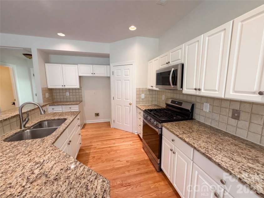 5609 Fairvista Drive, Charlotte, NC 28269.  MLS# CAR4435167, YatesRealty ID 56867. 