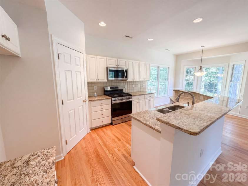5609 Fairvista Drive, Charlotte, NC 28269.  MLS# CAR4435167, YatesRealty ID 56867. 