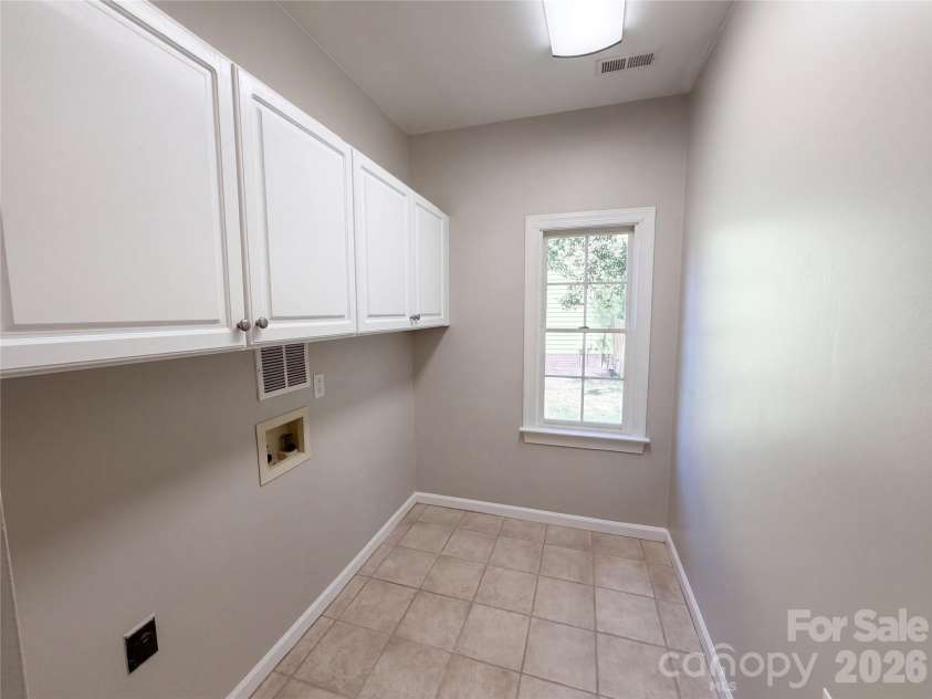5609 Fairvista Drive, Charlotte, NC 28269.  MLS# CAR4435167, YatesRealty ID 56867. 