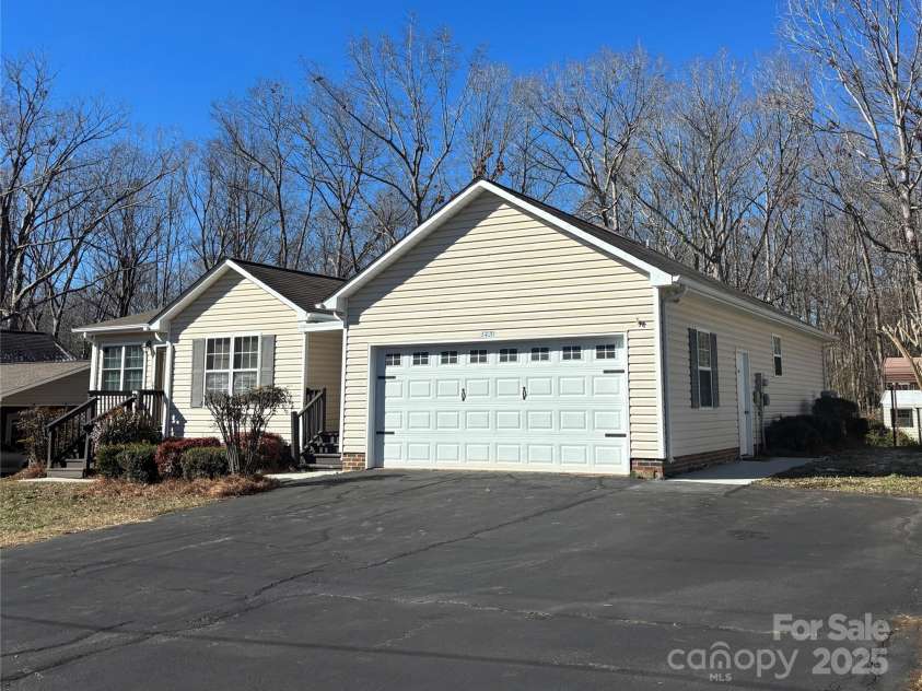 1420 28th Street, Hickory, NC 28602.  MLS# CAR4225189, YatesRealty ID 5687. 