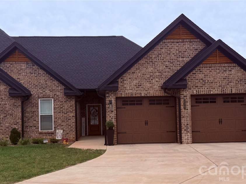 3327 48th Avenue, Hickory, NC 28601.  MLS# CAR4434871, YatesRealty ID 56872. 