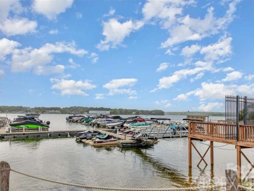 16521 Plantation Woods Drive, Charlotte, NC 28278.  MLS# CAR4434628, YatesRealty ID 56876. River Pointe marina