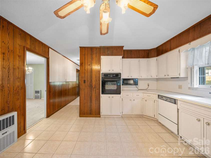 198 Roland Hill Road, Burnsville, NC 28714.  MLS# CAR4434319, YatesRealty ID 56879. Kitchen