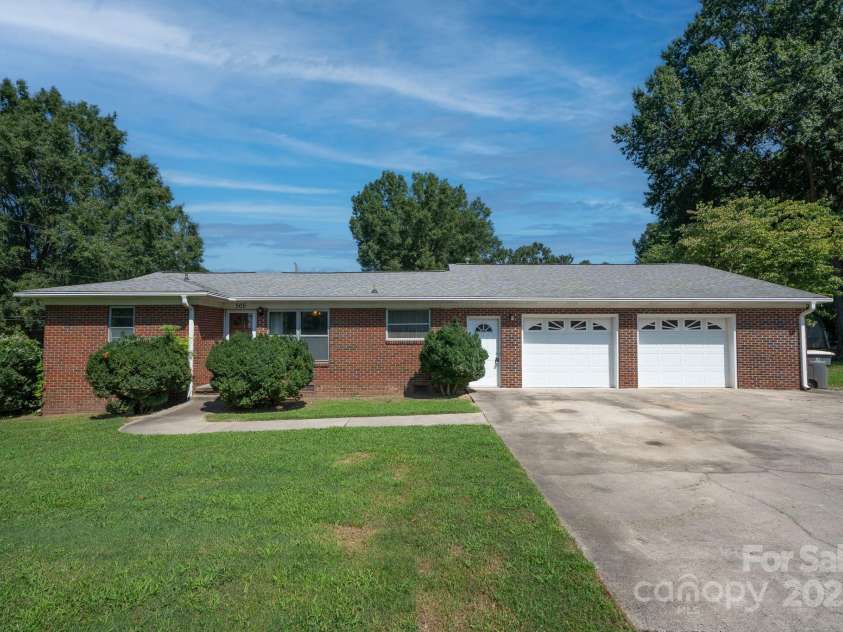 505 Rogers Lake Road, Kannapolis, NC 28083.  MLS# CAR4293354, YatesRealty ID 5688. 