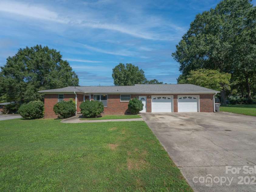 505 Rogers Lake Road, Kannapolis, NC 28083.  MLS# CAR4293354, YatesRealty ID 5688. 