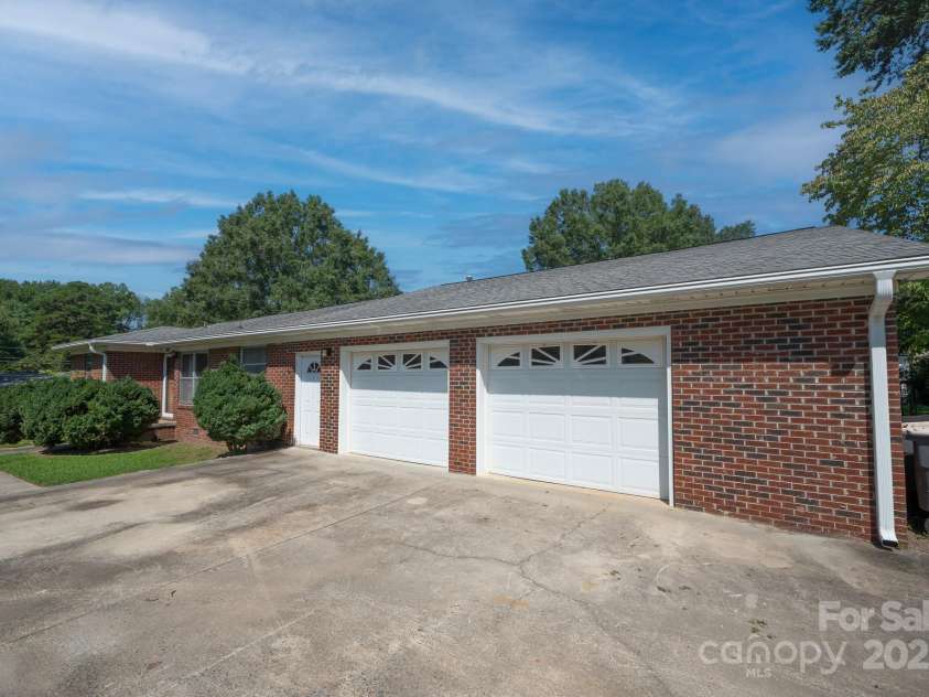 505 Rogers Lake Road, Kannapolis, NC 28083.  MLS# CAR4293354, YatesRealty ID 5688. 