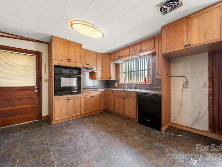 505 Rogers Lake Road, Kannapolis, NC 28083.  MLS# CAR4293354, YatesRealty ID 5688. 