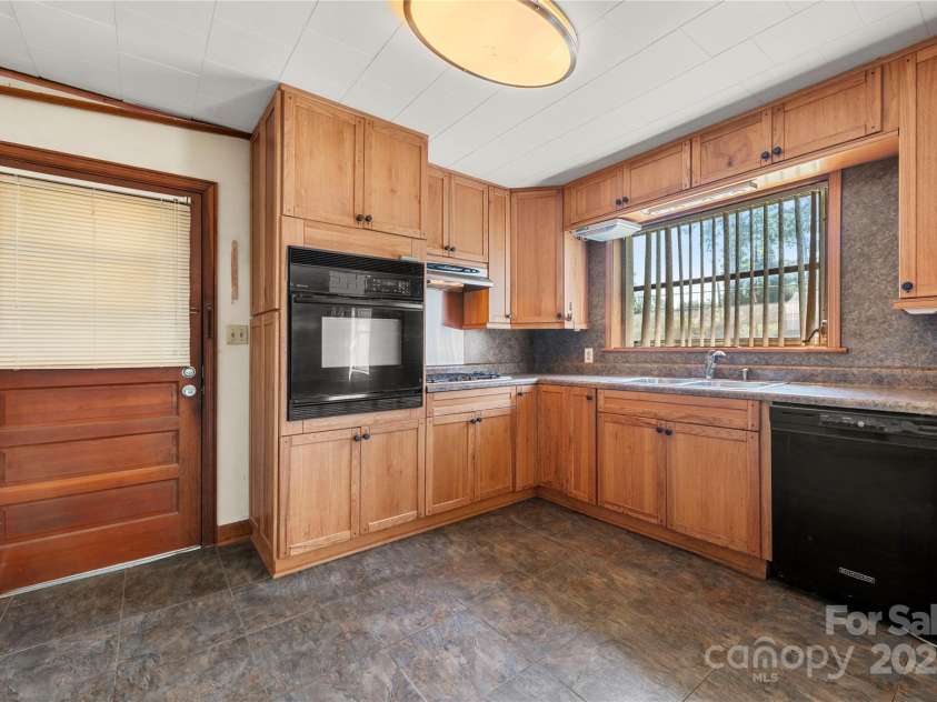 505 Rogers Lake Road, Kannapolis, NC 28083.  MLS# CAR4293354, YatesRealty ID 5688. 