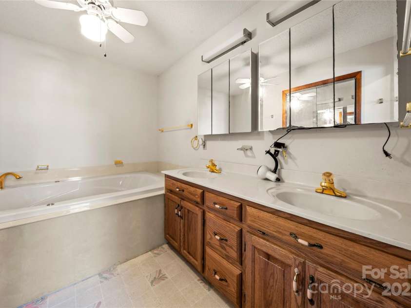 505 Rogers Lake Road, Kannapolis, NC 28083.  MLS# CAR4293354, YatesRealty ID 5688. 