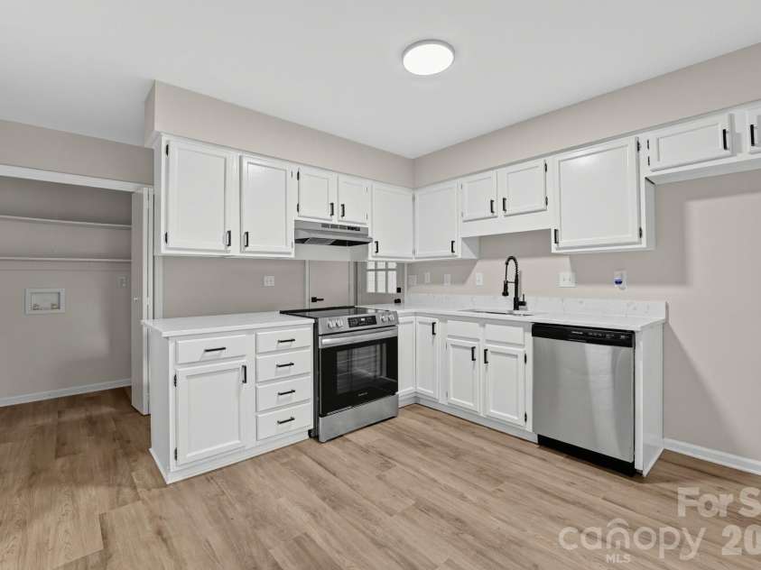 8500 Othello Place, Charlotte, NC 28227.  MLS# CAR4435162, YatesRealty ID 56882. 