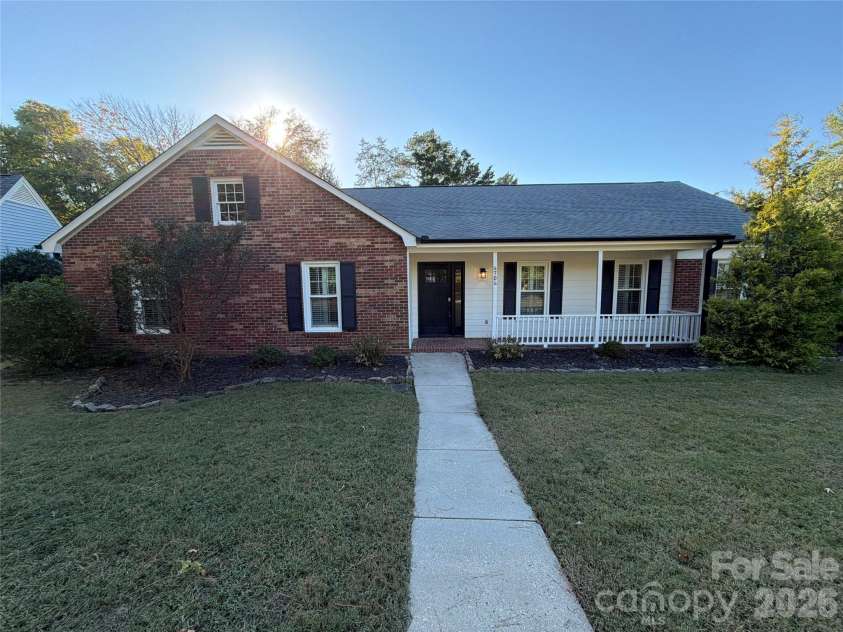 4704 Benridge Lane, Charlotte, NC 28226.  MLS# CAR4435223, YatesRealty ID 56885. 