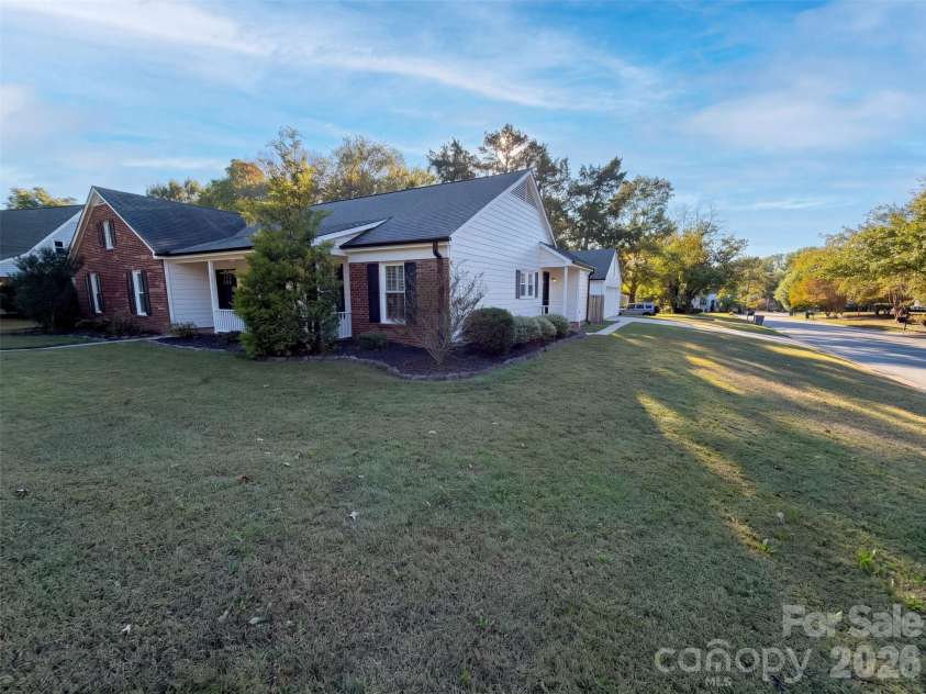 4704 Benridge Lane, Charlotte, NC 28226.  MLS# CAR4435223, YatesRealty ID 56885. 