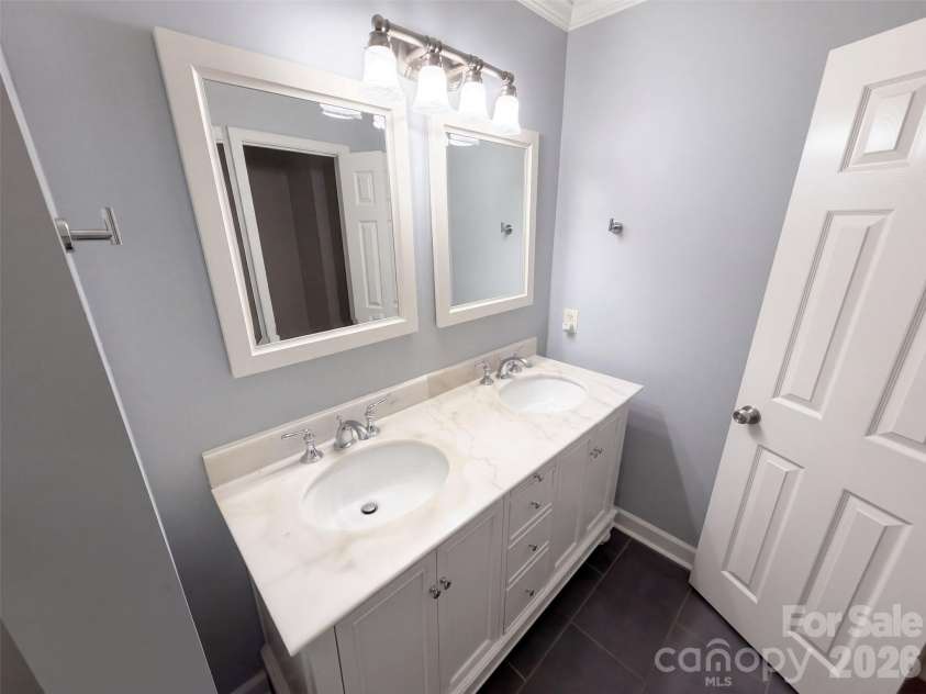 4704 Benridge Lane, Charlotte, NC 28226.  MLS# CAR4435223, YatesRealty ID 56885. 