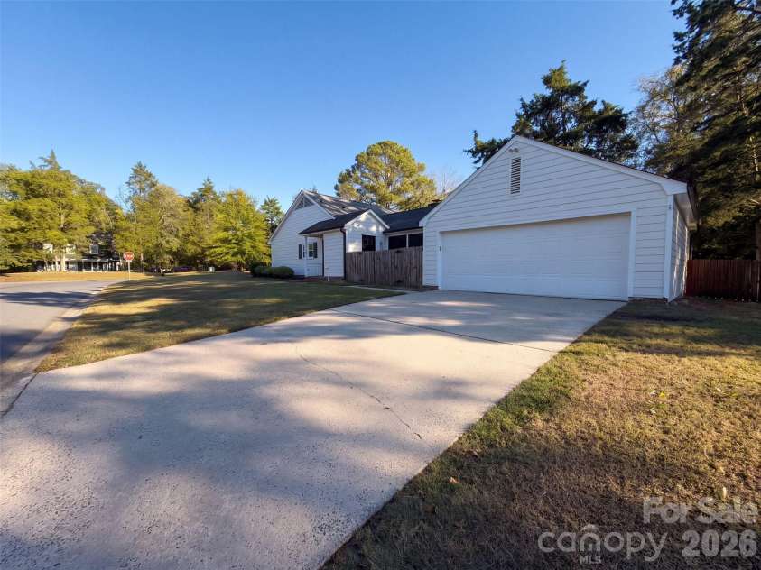 4704 Benridge Lane, Charlotte, NC 28226.  MLS# CAR4435223, YatesRealty ID 56885. 