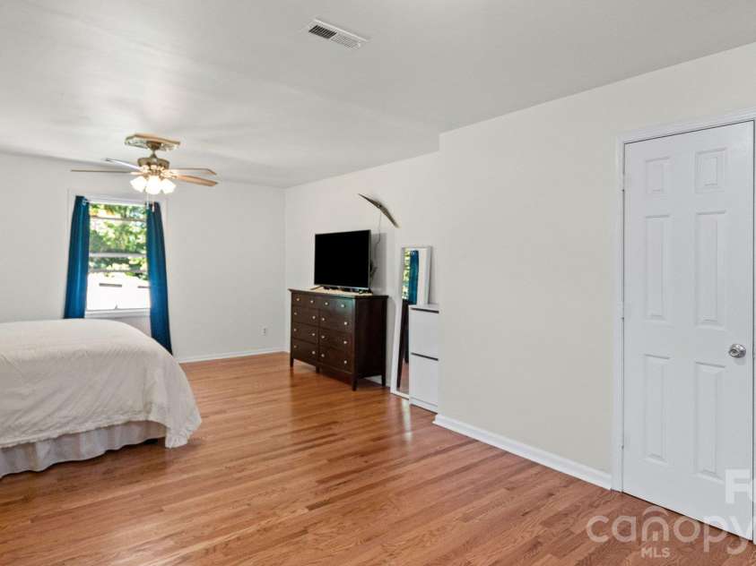 7425 Riding Trail Road, Charlotte, NC 28212.  MLS# CAR4435109, YatesRealty ID 56887. 