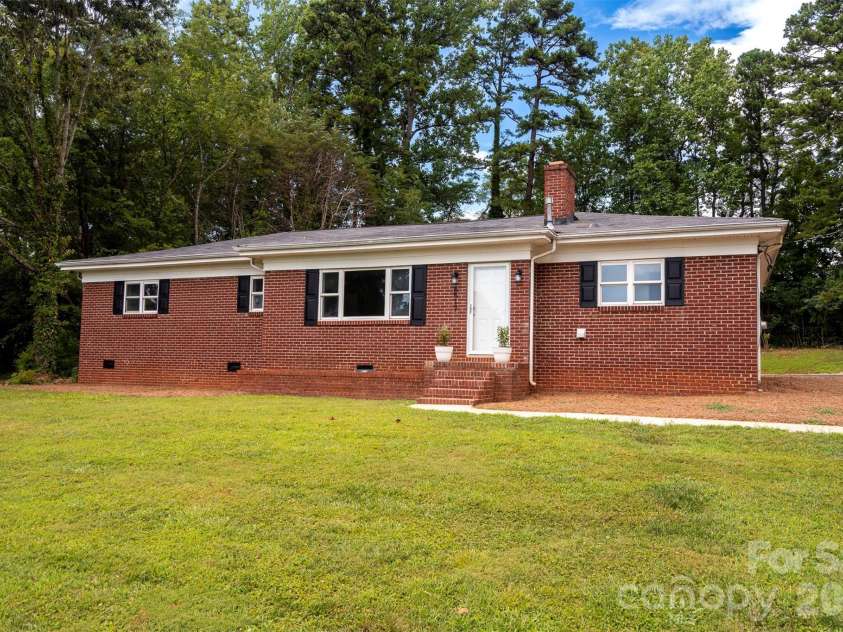 6517 Elmwood Circle, Charlotte, NC 28214.  MLS# CAR4278951, YatesRealty ID 5689. 