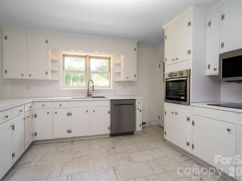 6517 Elmwood Circle, Charlotte, NC 28214.  MLS# CAR4278951, YatesRealty ID 5689. 