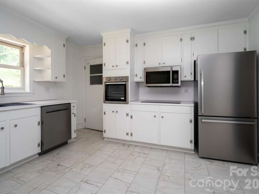 6517 Elmwood Circle, Charlotte, NC 28214.  MLS# CAR4278951, YatesRealty ID 5689. 