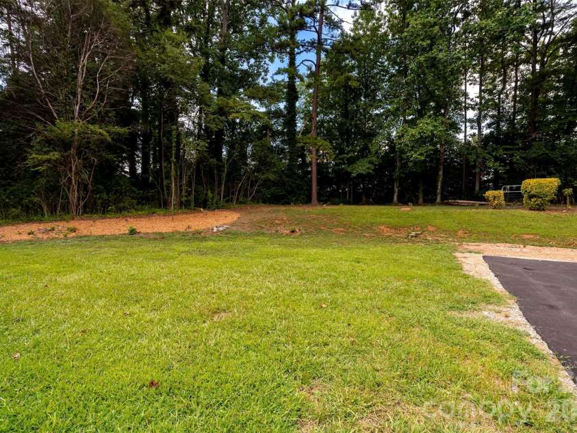 6517 Elmwood Circle, Charlotte, NC 28214.  MLS# CAR4278951, YatesRealty ID 5689. 
