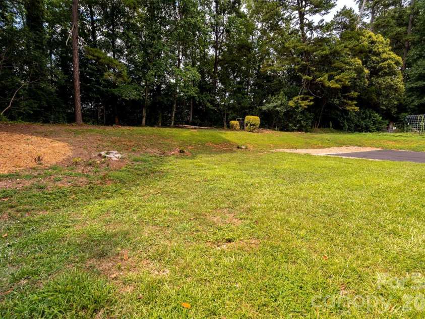 6517 Elmwood Circle, Charlotte, NC 28214.  MLS# CAR4278951, YatesRealty ID 5689. 