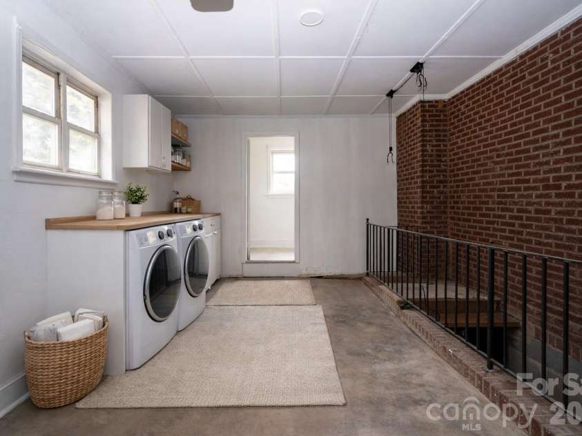 6517 Elmwood Circle, Charlotte, NC 28214.  MLS# CAR4278951, YatesRealty ID 5689. Virtually Staged