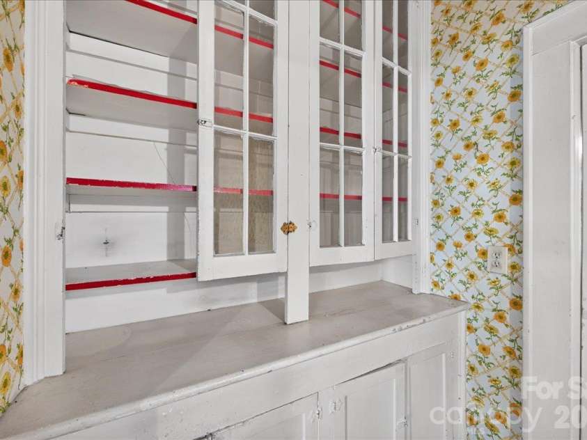 1709 The Plaza None, Charlotte, NC 28205.  MLS# CAR4435137, YatesRealty ID 56896. Butler's Pantry