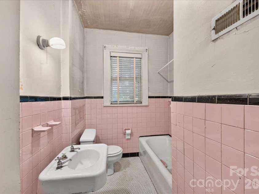 1709 The Plaza None, Charlotte, NC 28205.  MLS# CAR4435137, YatesRealty ID 56896. Hall bath