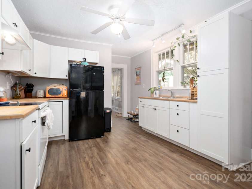 76 Lanvale Avenue, Asheville, NC 28806.  MLS# CAR4209001, YatesRealty ID 569. 