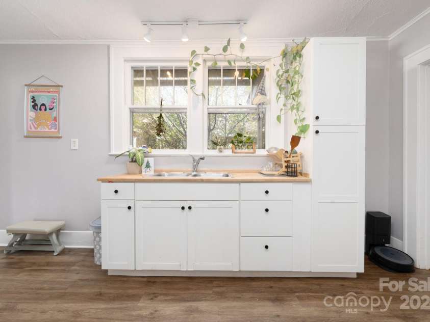 76 Lanvale Avenue, Asheville, NC 28806.  MLS# CAR4209001, YatesRealty ID 569. 