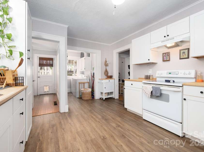 76 Lanvale Avenue, Asheville, NC 28806.  MLS# CAR4209001, YatesRealty ID 569. 