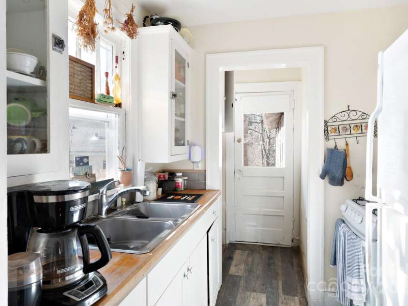 76 Lanvale Avenue, Asheville, NC 28806.  MLS# CAR4209001, YatesRealty ID 569. 