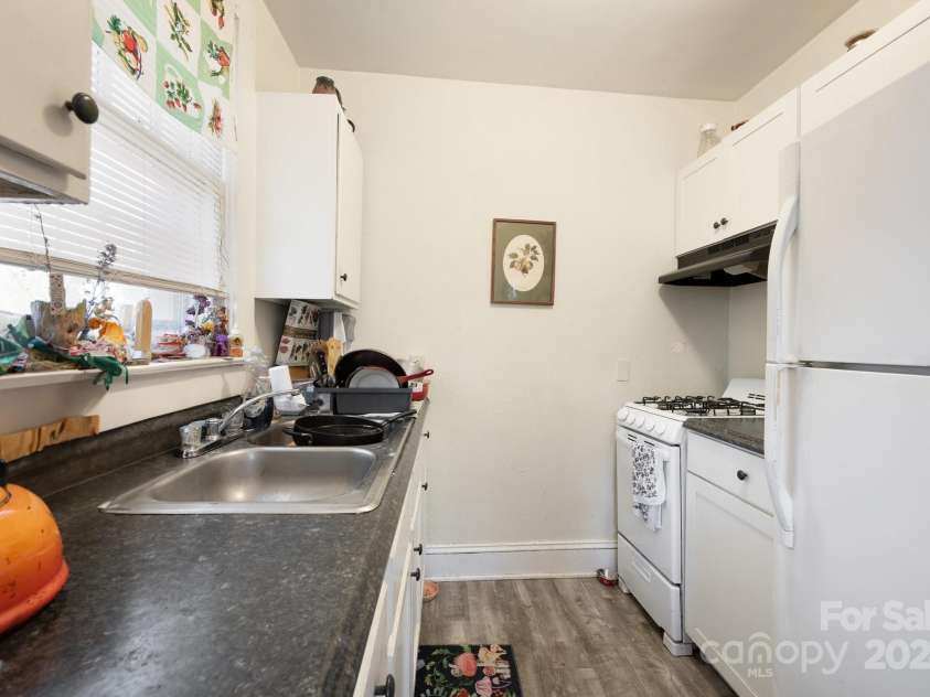 76 Lanvale Avenue, Asheville, NC 28806.  MLS# CAR4209001, YatesRealty ID 569. 