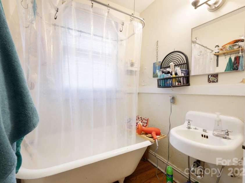 76 Lanvale Avenue, Asheville, NC 28806.  MLS# CAR4209001, YatesRealty ID 569. 