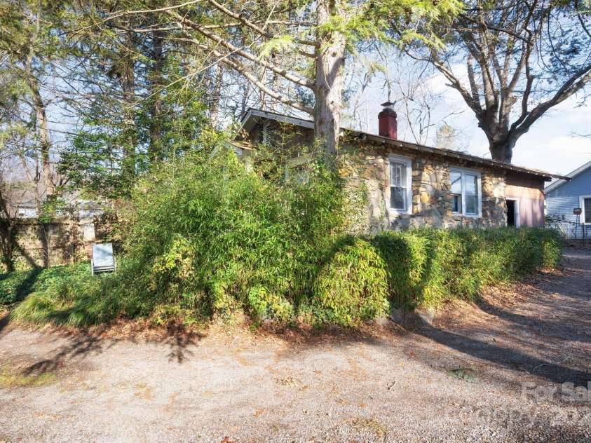 76 Lanvale Avenue, Asheville, NC 28806.  MLS# CAR4209001, YatesRealty ID 569. 