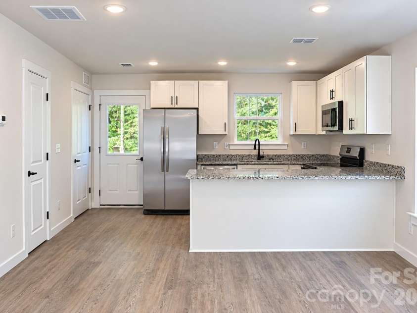 952-954 4th Street Place, Hickory, NC 28602.  MLS# CAR4434632, YatesRealty ID 56914. 