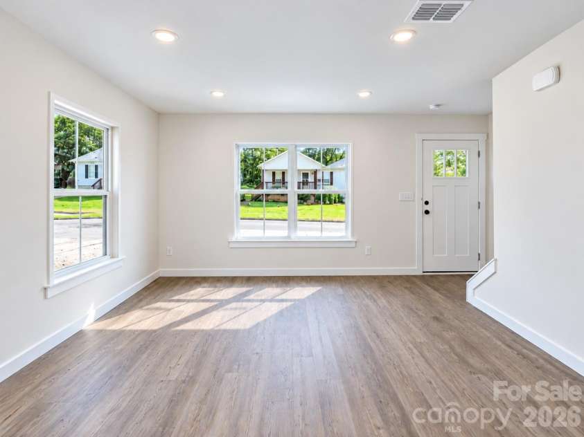952-954 4th Street Place, Hickory, NC 28602.  MLS# CAR4434632, YatesRealty ID 56914. 