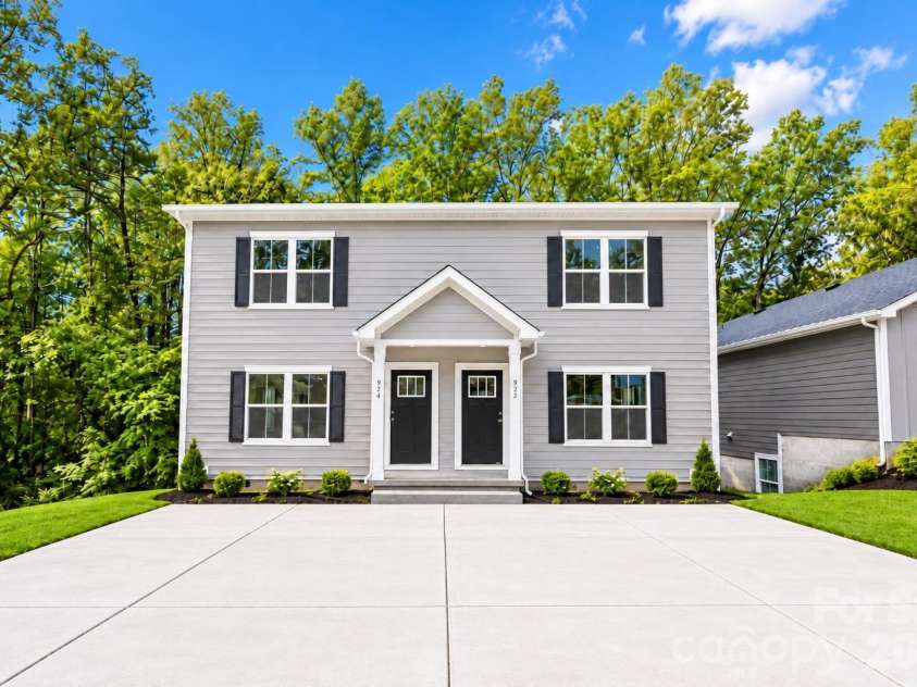 952-954 4th Street Place, Hickory, NC 28602.  MLS# CAR4434632, YatesRealty ID 56914. Welcome to 952-954 4th St Pl SE!